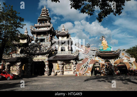 DA LAT, VIET NAM- 1 Settembre 2016: Incredibile architetto di Linh Phuoc pagoda in giornata a Trai Mat, Dalat, Vietnam Foto Stock