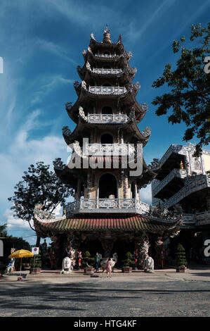 DA LAT, VIET NAM- 1 Settembre 2016: Incredibile architetto di Linh Phuoc pagoda in giornata a Trai Mat, Dalat, Vietnam Foto Stock