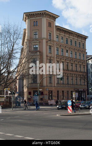 Un XIX sec.. casa residenziale a Kottbusser Brücke del quartiere Kreuzberg di Berlino Foto Stock