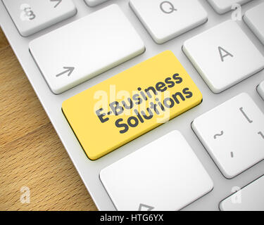 In alluminio sottile Tastiera mostra il testo E-Business Solutions. Messaggio sulla tastiera il tasto giallo. Il servizio online di concetto - Soluzioni E-Business sul Foto Stock