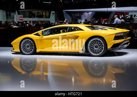 Ginevra, Svizzera - Marzo 7, 2017: Lamborghini Aventador S sports car presentata al 87th Geneva International Motor Show. Foto Stock
