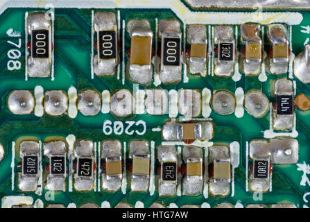 I componenti a montaggio superficiale su circuito stampato Foto Stock