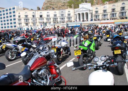 Moto parcheggiate sul lungomare durante l annuale giorno di maggio motociclisti rally a Hastings in East Sussex, Inghilterra. Foto Stock