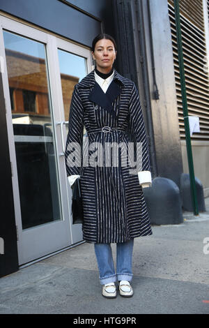 New York, Feb 2017 Fashionista durante la ny fashion week RTW FW 17-18 Donna .. Foto Stock