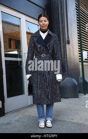 New York, Feb 2017 Fashionista durante la ny fashion week RTW FW 17-18 Donna .. Foto Stock