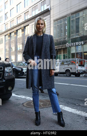 New York, Feb 2017 Fashionista durante la ny fashion week RTW FW 17-18 Donna .. Foto Stock