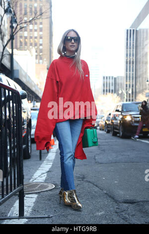 New York, Feb 2017 Fashionista durante la ny fashion week RTW FW 17-18 Donna .. Foto Stock