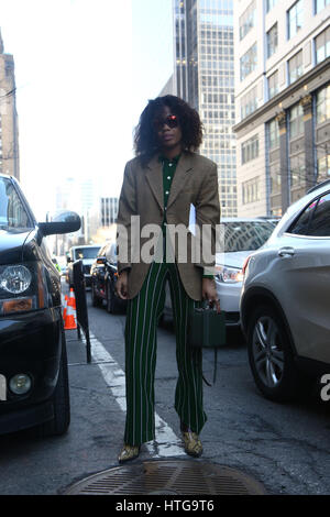 New York, Feb 2017 Fashionista durante la ny fashion week RTW FW 17-18 Donna .. Foto Stock