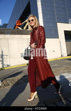 New York, Feb 2017 Fashionista durante la ny fashion week RTW FW 17-18 Donna .. Foto Stock