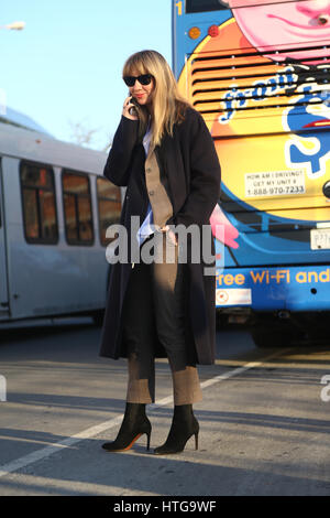 New York, Feb 2017 Fashionista durante la ny fashion week RTW FW 17-18 Donna .. Foto Stock