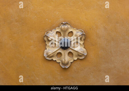 Decorativa in metallo dorato rosetta floreali sulla porta del Neues Rathaus (Municipio Nuovo) in Marienplatz a Monaco di Baviera, Germania. Foto Stock