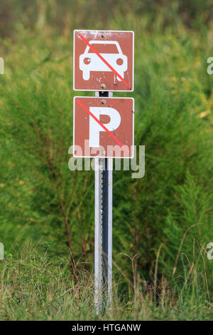 Segno che indica assenza di auto e senza parcheggio Foto Stock