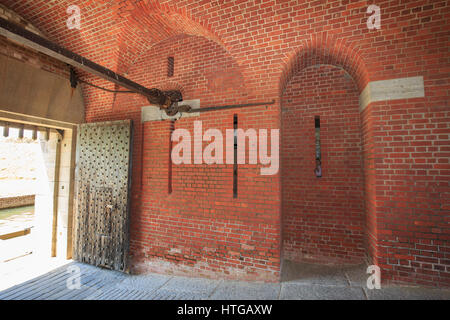 Archi e omicidio nel foro all'entrata di Fort Pulaski Monumnet nazionale Foto Stock