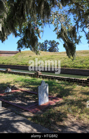 Marcatore memoriale al tenente Rowan, soldato morto nella costruzione di Fort Pulaski. Foto Stock