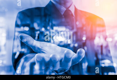 Doppia esposizione di uomo di affari e la città sul suo habd. Foto Stock