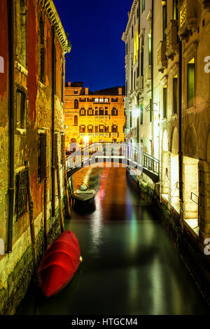 Tranquillo canale di Venezia al crepuscolo. In fondo è il Grand Canal. Foto Stock