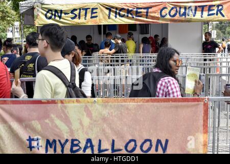 Kuala Lumpur, Malesia. Undicesimo Mar, 2017. Gli spettatori sono in coda in fila per acquistare biglietti durante la nona edizione del mio Balloon Fiesta. Si tratta di un annuale mongolfiera festival internazionale di Kuala Lumpur in Malesia il 11 marzo 2017 Credit: Chris Jung/ZUMA filo/Alamy Live News Foto Stock