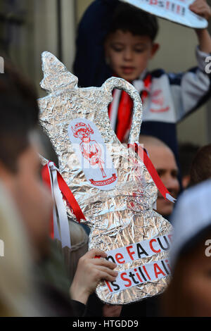 Il Covent Garden di Londra, Regno Unito. Undicesimo Mar, 2017. Lincoln City Football Fans assemblare in Covent Garden di Londra prima di Lincoln City vs Arsenal FA Cup Quarti di finale matc. Credito: Matteo Chattle/Alamy Live News Foto Stock