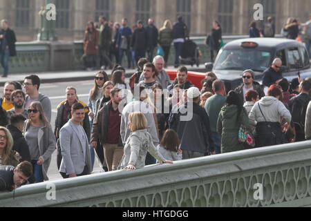 Londra REGNO UNITO. Undicesimo Marzo 2017. Una grande folla godetevi il sole e temperature primaverili su Westminster Bridge Credito: amer ghazzal/Alamy Live News Foto Stock