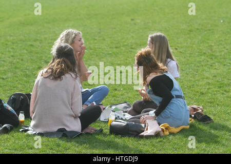 Londra, Regno Unito. Undicesimo Mar, 2017. Persone godetevi il sole e temperature primaverili su London South Bank Credito: amer ghazzal/Alamy Live News Foto Stock