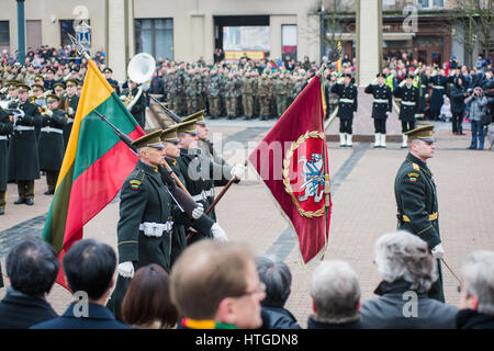 Vilnius, Lituania. Undicesimo Mar, 2017. Dell'esercito lituano uomo portare lo stemma e bandiera della Lituania al Giorno Di Indipendenza cerimonia che si terrà a Vilnius. Credito: Aleksandr Lukjanov/Alamy Live News Foto Stock