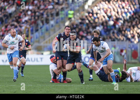 Roma, Italia. Undicesimo Mar, 2017. In Francia il capitano Guilhem Guirado porta la palla nella partita di rugby contro Italia nel RBS 6 Nazioni Credito: Massimiliano Carnabuci/Alamy Live News Foto Stock