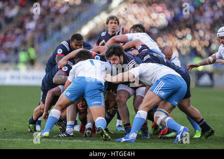 Roma, Italia. Undicesimo Mar, 2017. La Francia tenta di ottenere un punteggio di provare con un rolling maul nella partita di rugby contro Italia nel RBS 6 Nazioni Credito: Massimiliano Carnabuci/Alamy Live News Foto Stock
