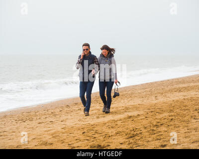 Burton Bradstock, Dorset, Regno Unito, 11 marzo 2017, un paio di passeggiate lungo la spiaggia Burton Bradstock spiaggia su un vago e nebbioso giorno nel West Dorset st Burton Bradstock beach, Dorset, Regno Unito. © Dan Tucker/Alamy Live News Foto Stock