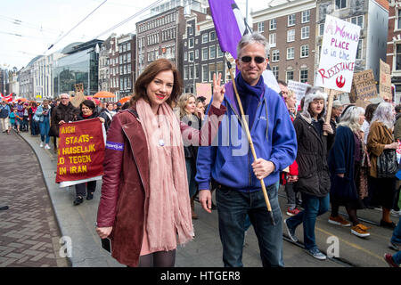 Amsterdam, RAS di Hong Kong, Cina. Undicesimo Mar, 2017. AMSTERDAM, Paesi Bassi - 11 dicembre: un gruppo di donne a marzo attraverso le strade di Amsterdam per celebrare la Giornata internazionale della donna 2017 Amsterdam Paesi Bassi il 11 marzo 2017.Il Pirata del partito ANCILLA VAN DE LEEST (L con seguire membro del partito RICO BROUWER R), che è stato eletto il leader del partito alla vigilia delle elezioni che si terranno nei Paesi Bassi il Mercoledì, 15 marzo 2017, delle marche con le donne. Credito: Jayne Russell/ZUMA filo/Alamy Live News Foto Stock