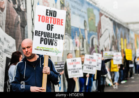 Belfast, Irlanda del Nord. 11 mar 2017 - repubblicano irlandese prigionieri Welfare Association (IRPWA) tenere una manifestazione di protesta per evidenziare il trattamento dei prigionieri repubblicani in HMP Maghaberry prigione. Foto Stock