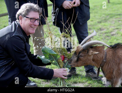 Il pensionato tedesco giocatore di calcio Toni Schumacher porta fiori e ortaggi allo zoo per il club di calcio 1. FC Colonia la mascotte, il billy-goat Hennes VIII a Colonia, in Germania, 04 marzo 2017. La capra girato dieci. Foto: Oliver Berg/dpa Foto Stock