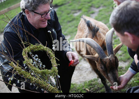 Il pensionato tedesco giocatore di calcio Toni Schumacher porta fiori e ortaggi allo zoo per il club di calcio 1. FC Colonia la mascotte, il billy-goat Hennes VIII a Colonia, in Germania, 04 marzo 2017. La capra girato dieci. Foto: Oliver Berg/dpa Foto Stock