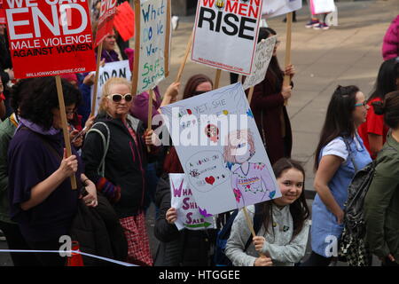 Londra, Regno Unito. Undicesimo Mar, 2017. Milioni di donne aumento (MWR) ritengono che la violenza maschile contro le donne e i bambini è una pandemia globale. La violenza devasta la vita delle donne, le nostre famiglie e le nostre comunità. Rischiano inoltre di compromettere gli sforzi per giungere ad uno sviluppo sostenibile. La loro campagna per porre fine alla violenza contro le donne è una lotta internazionale per emancipazione femminile e la libertà. Credito: Penelope Barritt/Alamy Live News Foto Stock