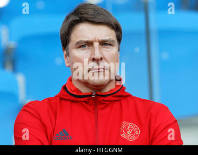 Budapest, Ungheria. Undicesimo Mar, 2017. BUDAPEST, Ungheria - 11 Marzo: Head Coach Michael Oenning di Vasas FC attende per il kick-off durante l'Ungherese Banca OTP Liga match tra la MTK Budapest e Vasas FC a Nandor Hidegkuti Stadium il 11 marzo 2017 a Budapest, Ungheria. Credito: Laszlo Szirtesi/Alamy Live News Foto Stock