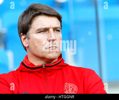 Budapest, Ungheria. Undicesimo Mar, 2017. BUDAPEST, Ungheria - 11 Marzo: Head Coach Michael Oenning di Vasas FC attende per il kick-off durante l'Ungherese Banca OTP Liga match tra la MTK Budapest e Vasas FC a Nandor Hidegkuti Stadium il 11 marzo 2017 a Budapest, Ungheria. Credito: Laszlo Szirtesi/Alamy Live News Foto Stock