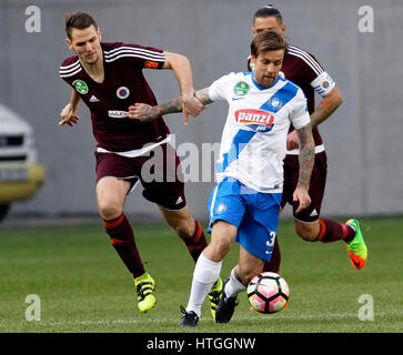 Budapest, Ungheria. Undicesimo Mar, 2017. BUDAPEST, Ungheria - 11 Marzo: Adam Vass (R) di MTK Budapest copre la palla da Zsolt Korcsmar (L) di Vasas FC durante l'Ungherese Banca OTP Liga match tra la MTK Budapest e Vasas FC a Nandor Hidegkuti Stadium il 11 marzo 2017 a Budapest, Ungheria. Credito: Laszlo Szirtesi/Alamy Live News Foto Stock