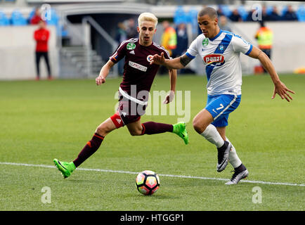 Budapest, Ungheria. Undicesimo Mar, 2017. BUDAPEST, Ungheria - 11 Marzo: Myke Bouard Ramos #7 di MTK Budapest compete per la sfera con Donat Szivacski (L) di Vasas FC durante l'Ungherese Banca OTP Liga match tra la MTK Budapest e Vasas FC a Nandor Hidegkuti Stadium il 11 marzo 2017 a Budapest, Ungheria. Credito: Laszlo Szirtesi/Alamy Live News Foto Stock