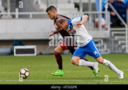 Budapest, Ungheria. Undicesimo Mar, 2017. BUDAPEST, Ungheria - 11 Marzo: Sandor Torghelle #14 di MTK Budapest combatte per la palla con Szilveszter Hangya (L) di Vasas FC durante l'Ungherese Banca OTP Liga match tra la MTK Budapest e Vasas FC a Nandor Hidegkuti Stadium il 11 marzo 2017 a Budapest, Ungheria. Credito: Laszlo Szirtesi/Alamy Live News Foto Stock