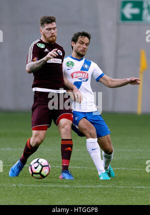 Budapest, Ungheria. Undicesimo Mar, 2017. BUDAPEST, Ungheria - 11 Marzo: Mato Grgic (R) di MTK duelli di Budapest per la palla con Martin Adam (L) di Vasas FC durante l'Ungherese Banca OTP Liga match tra la MTK Budapest e Vasas FC a Nandor Hidegkuti Stadium il 11 marzo 2017 a Budapest, Ungheria. Credito: Laszlo Szirtesi/Alamy Live News Foto Stock