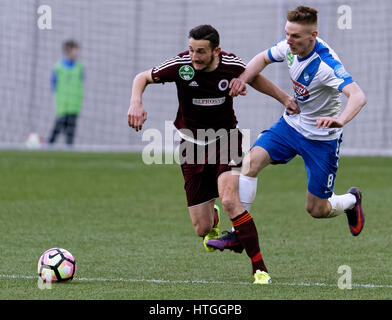 Budapest, Ungheria. Undicesimo Mar, 2017. BUDAPEST, Ungheria - 11 Marzo: Balint Vogyicska #8 di MTK Budapest compete per la sfera con Kire Ristevski (L) di Vasas FC durante l'Ungherese Banca OTP Liga match tra la MTK Budapest e Vasas FC a Nandor Hidegkuti Stadium il 11 marzo 2017 a Budapest, Ungheria. Credito: Laszlo Szirtesi/Alamy Live News Foto Stock