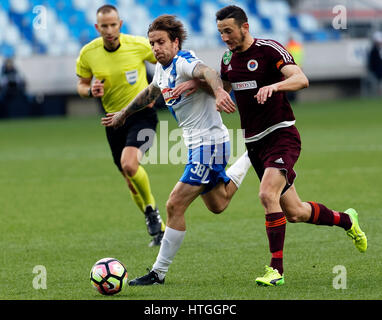 Budapest, Ungheria. Undicesimo Mar, 2017. BUDAPEST, Ungheria - 11 Marzo: Adam Vass #38 di MTK Budapest combatte per la palla con Kire Ristevski (R) di Vasas FC durante l'Ungherese Banca OTP Liga match tra la MTK Budapest e Vasas FC a Nandor Hidegkuti Stadium il 11 marzo 2017 a Budapest, Ungheria. Credito: Laszlo Szirtesi/Alamy Live News Foto Stock