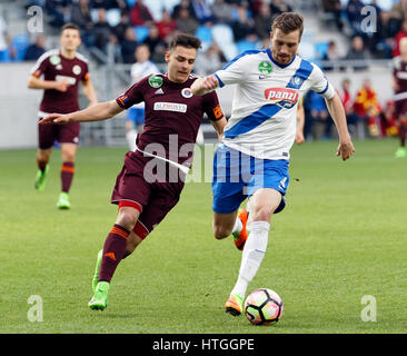 Budapest, Ungheria. Undicesimo Mar, 2017. BUDAPEST, Ungheria - 11 Marzo: Akos Baki #4 di MTK Budapest compete per la sfera con Balint Gaal (L) di Vasas FC durante l'Ungherese Banca OTP Liga match tra la MTK Budapest e Vasas FC a Nandor Hidegkuti Stadium il 11 marzo 2017 a Budapest, Ungheria. Credito: Laszlo Szirtesi/Alamy Live News Foto Stock