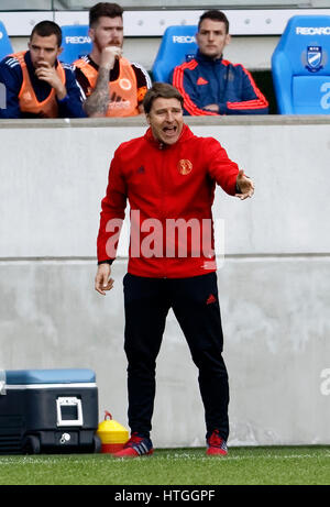 Budapest, Ungheria. Undicesimo Mar, 2017. BUDAPEST, Ungheria - 11 Marzo: Head Coach Michael Oenning di Vasas FC incarica il suo lettore durante l'Ungherese Banca OTP Liga match tra la MTK Budapest e Vasas FC a Nandor Hidegkuti Stadium il 11 marzo 2017 a Budapest, Ungheria. Credito: Laszlo Szirtesi/Alamy Live News Foto Stock