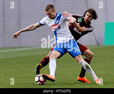 Budapest, Ungheria. Undicesimo Mar, 2017. BUDAPEST, Ungheria - 11 Marzo: Yuri Kolomoets #26 di MTK duelli di Budapest per la palla con Botond Kiraly (R) di Vasas FC durante l'Ungherese Banca OTP Liga match tra la MTK Budapest e Vasas FC a Nandor Hidegkuti Stadium il 11 marzo 2017 a Budapest, Ungheria. Credito: Laszlo Szirtesi/Alamy Live News Foto Stock