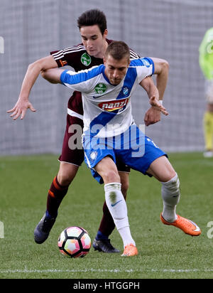 Budapest, Ungheria. Undicesimo Mar, 2017. BUDAPEST, Ungheria - 11 Marzo: Yuri Kolomoets (R) di MTK Budapest combatte per la palla con il contrassegno Kleisz (L) di Vasas FC durante l'Ungherese Banca OTP Liga match tra la MTK Budapest e Vasas FC a Nandor Hidegkuti Stadium il 11 marzo 2017 a Budapest, Ungheria. Credito: Laszlo Szirtesi/Alamy Live News Foto Stock