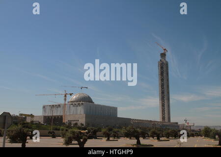 Algeri. Undicesimo Mar, 2017. La sala di preghiera e minareto di Algeria la grande moschea sono visti in Algeri, capitale di Algeria, il 11 marzo 2017. Il terzo produttore al mondo di sotto-costruzione moschea in Algeria ha raggiunto notevoli progressi, come il cinese CSEC ferma e le autorità algerine hanno celebrato la fine delle opere concrete del 265 metro alto minareto. Credito: Xinhua/Alamy Live News Foto Stock