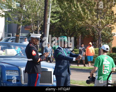 Dallas, noi undicesimo marzo 2017. L annuale Dallas San Patrizio Parade scese oggi con ex Dallas capo di polizia, David Brown come Grand maresciallo. Credito: dallaspaparazzo/Alamy Live News Foto Stock