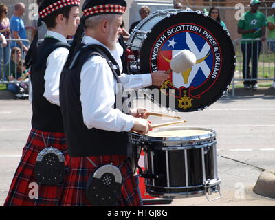 Dallas, noi undicesimo marzo 2017. L annuale Dallas San Patrizio Parade scese oggi con ex Dallas capo di polizia, David Brown come Grand maresciallo. Credito: dallaspaparazzo/Alamy Live News Foto Stock