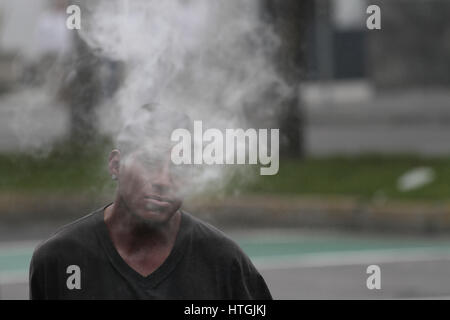 Quito Pichincha, Ecuador. Undicesimo Mar, 2017. QUITO, ECUADOR.- anche se la sua salute è minacciata da porre nella sua bocca diesel per diventare un essere umano lancia fiamme, Juan, 18, rischi.Questo è il solo modo che ha trovato per sopravvivere nelle strade della capitale ecuadoriana per quattro anni a Quito, domenica 12 marzo, 2017. Credito: Franklin JÃCome ACG/foto/ZUMA filo/Alamy Live News Foto Stock