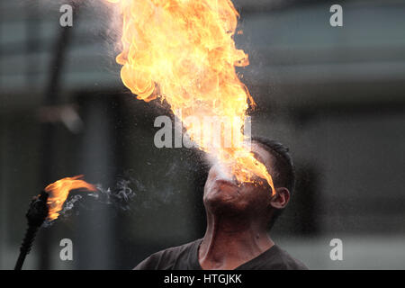 Quito Pichincha, Ecuador. Undicesimo Mar, 2017. QUITO, ECUADOR.- anche se la sua salute è minacciata da porre nella sua bocca diesel per diventare un essere umano lancia fiamme, Juan, 18, rischi.Questo è il solo modo che ha trovato per sopravvivere nelle strade della capitale ecuadoriana per quattro anni a Quito, domenica 12 marzo, 2017. Credito: Franklin JÃCome ACG/foto/ZUMA filo/Alamy Live News Foto Stock